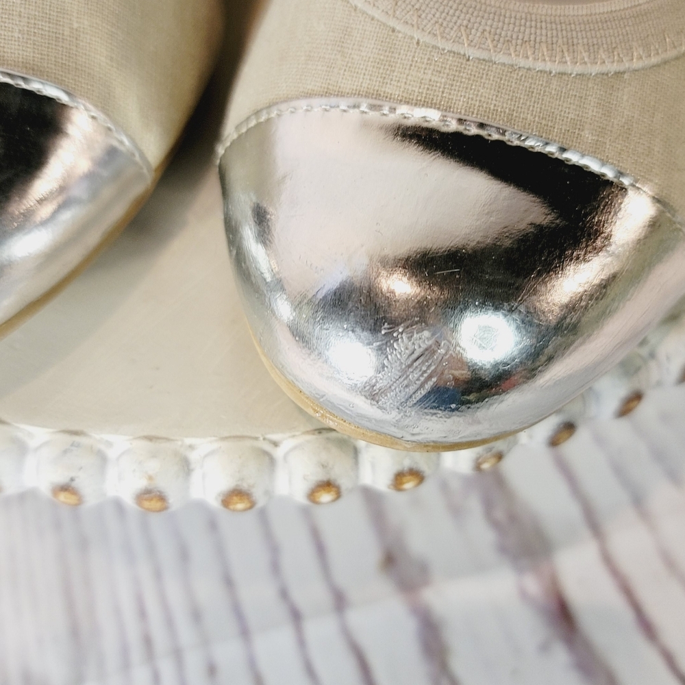 Dana Buchman DB Darby Silver  Tan/Cream Fabric Silver Capped Toe Shoe Size 8.5M - Picture 10 of 11